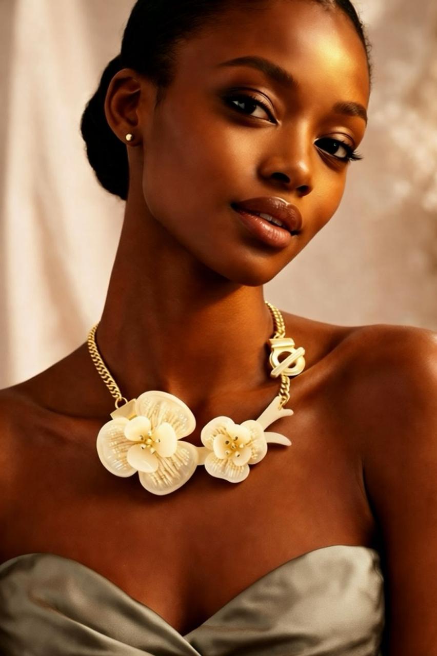 EMBROIDERED FLOWERS NECKLACE