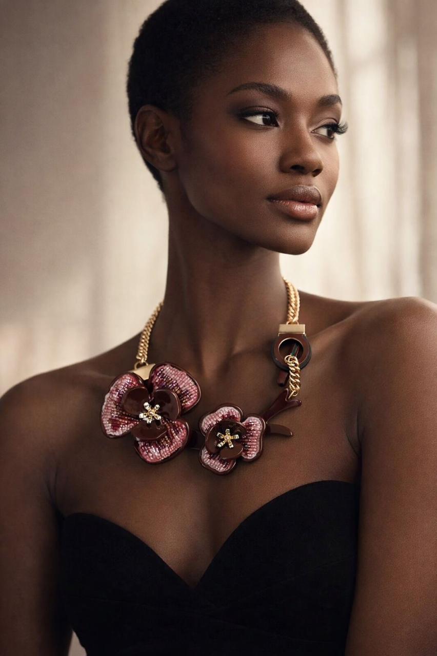 EMBROIDERED FLOWERS NECKLACE