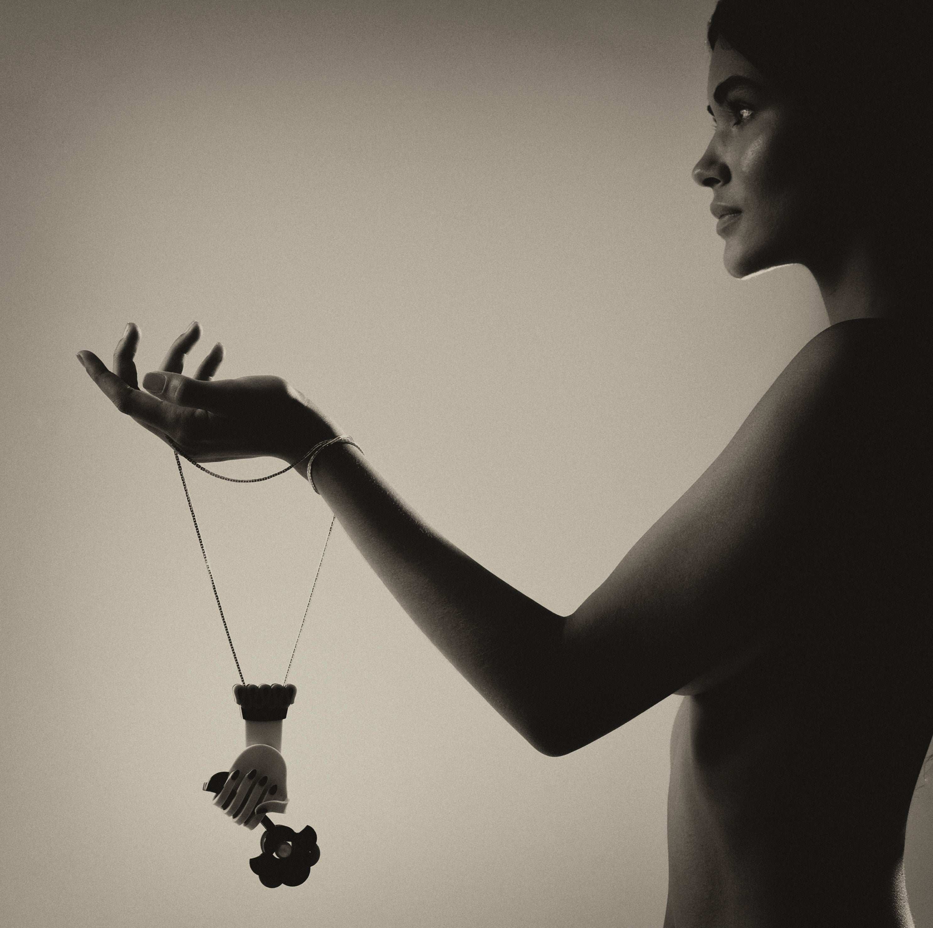 LONG NECKLACE HAND AND FLOWER